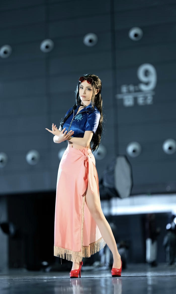 Ảnh cosplay robin thể hiện khí chất chín chắn