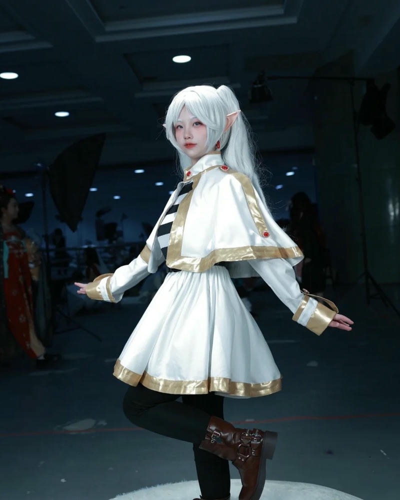 Ảnh frieren cosplay tái hiện nhân vật elf