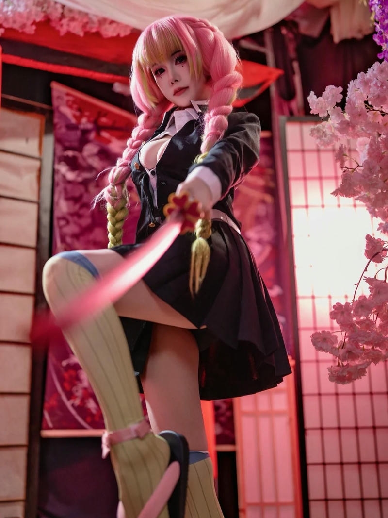Ảnh mitsuri cosplay thể hiện nhân vật kiếm sĩ