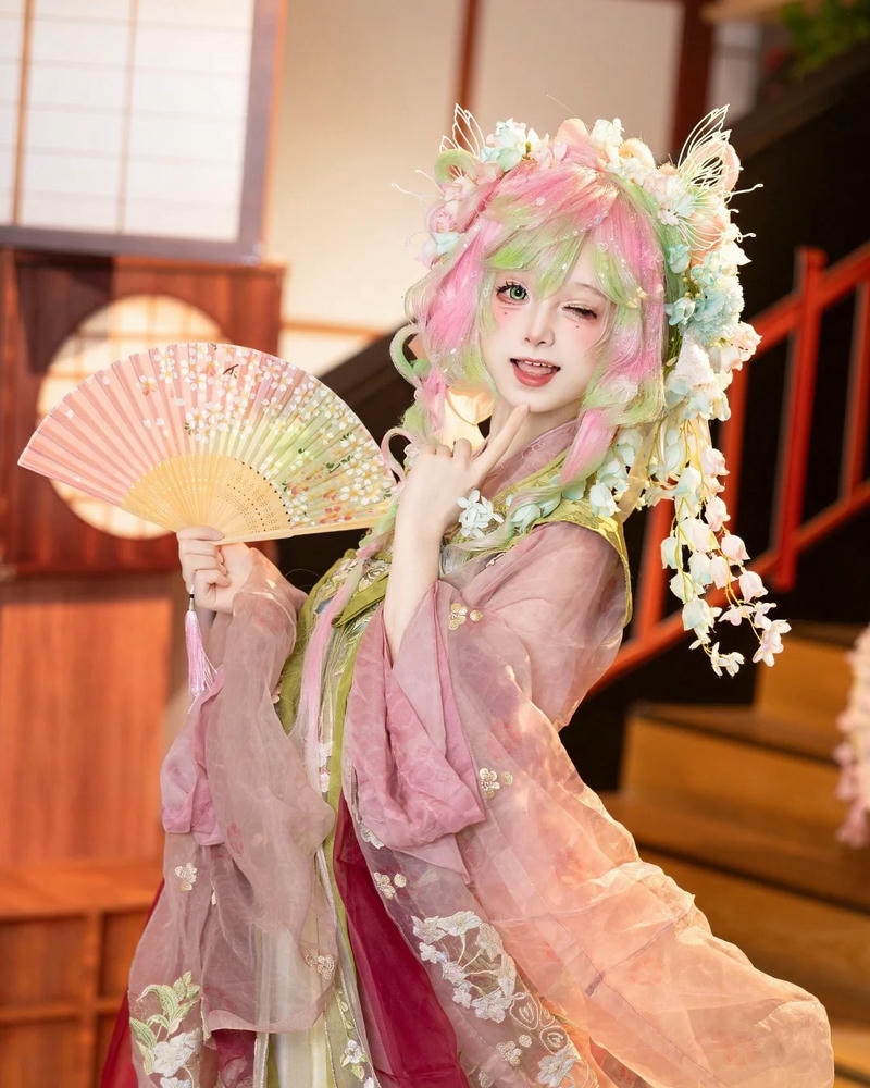 Ảnh mitsuri cosplay thể hiện tạo hình quen thuộc
