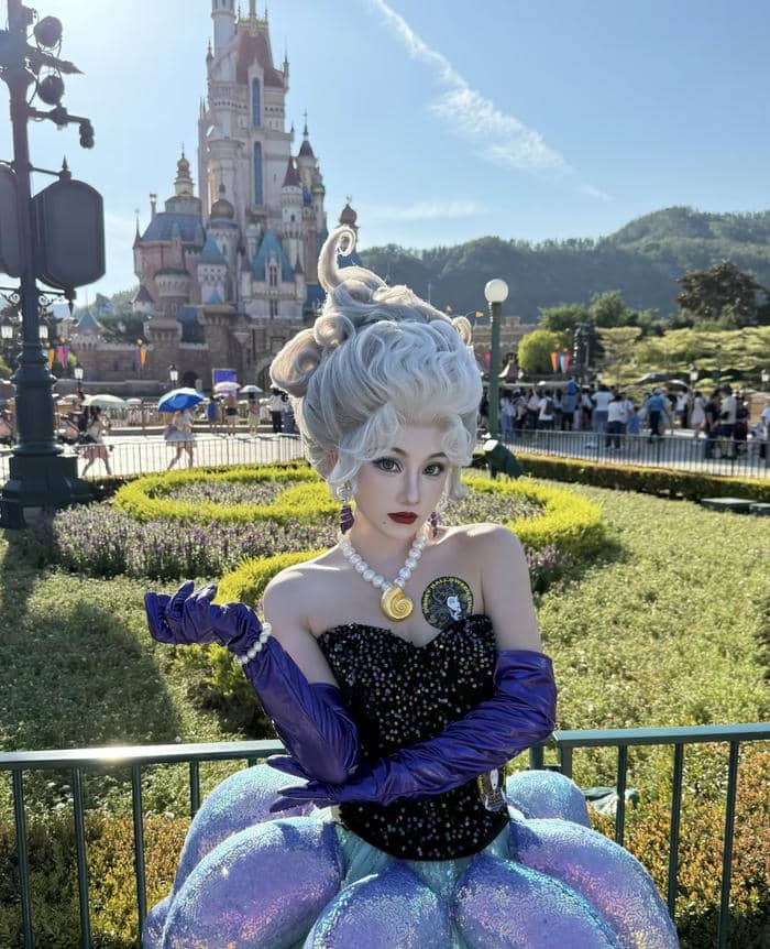 Bức ảnh cosplay halloween tập trung vào chi tiết hóa trang