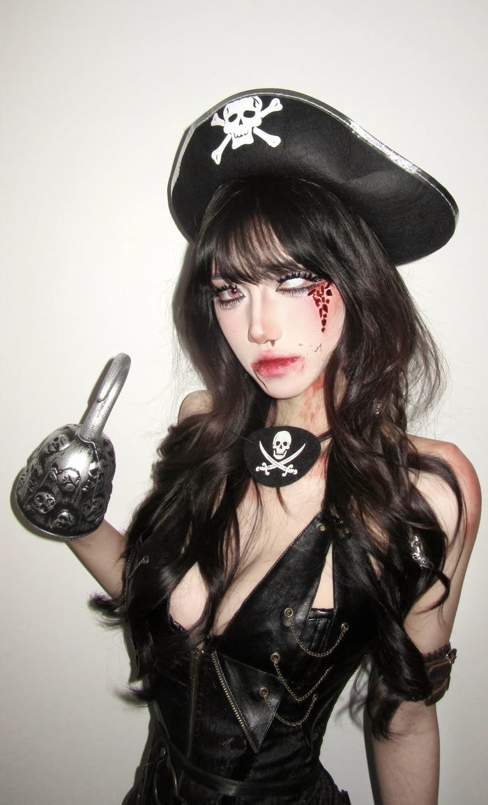 Bức ảnh cosplay halloween tập trung vào yếu tố trang trí