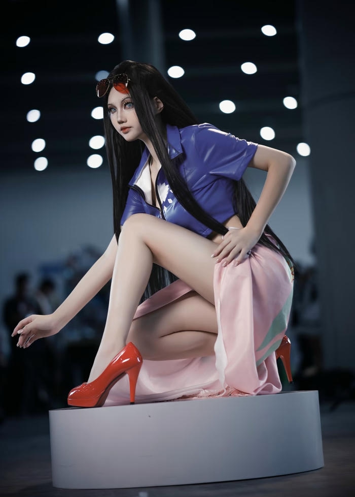 Bức ảnh cosplay robin làm nổi bật đặc điểm nhận diện