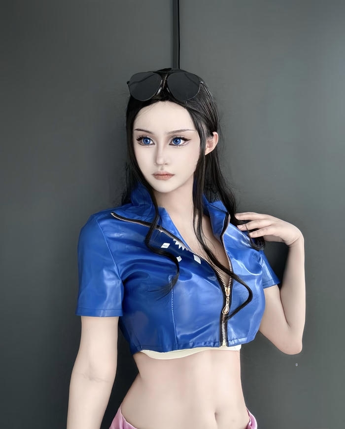 Bức ảnh cosplay robin tập trung vào nét thanh thoát