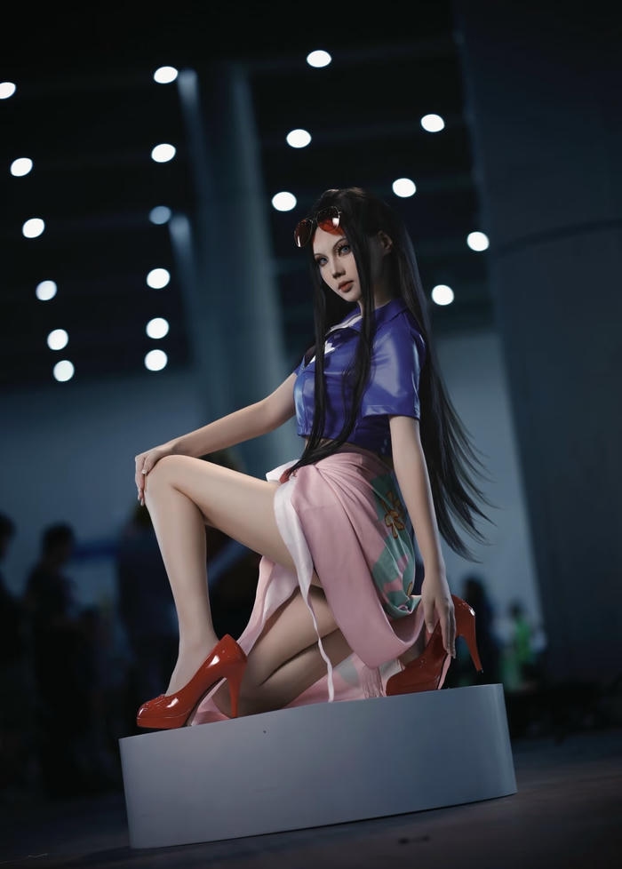 Bức hình cosplay robin tập trung vào bố cục nhân vật