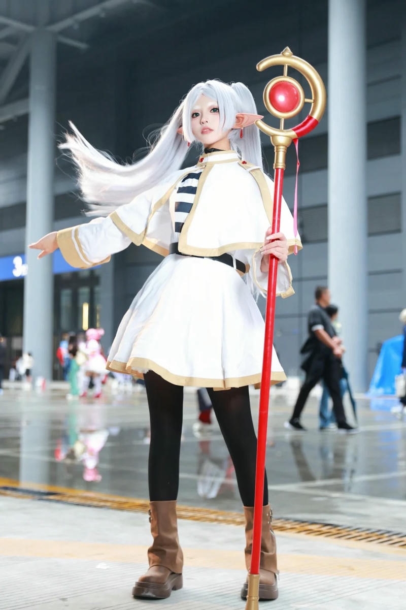 Cosplay ảnh frieren mang nét trầm mặc