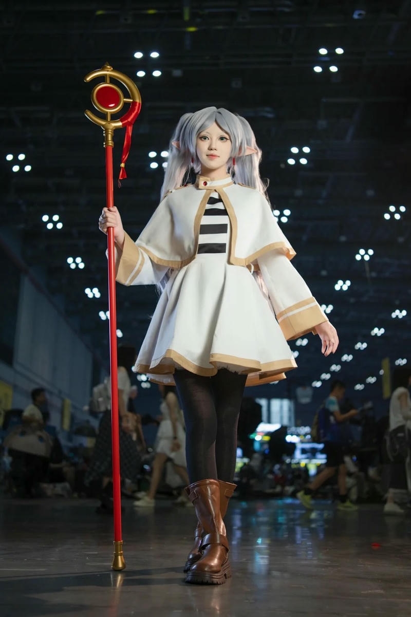 Frieren ảnh cosplay phong cách phép thuật cổ điển