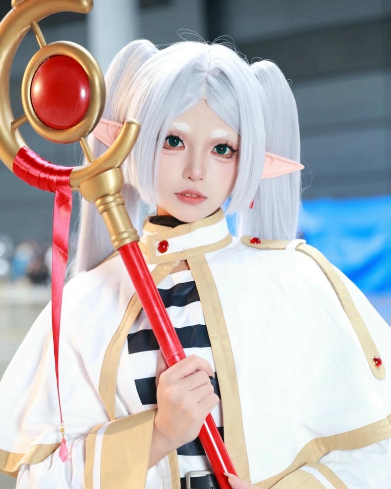 Frieren ảnh cosplay phong cách trầm lắng
