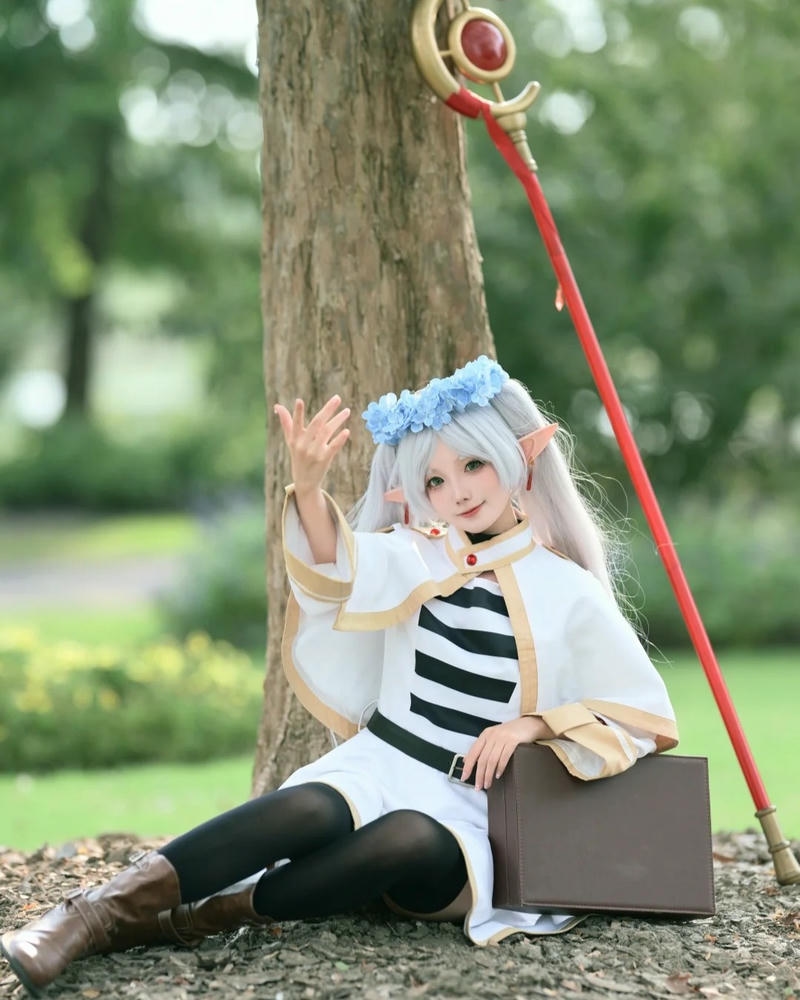 Frieren ảnh cosplay thể hiện nét trầm mặc
