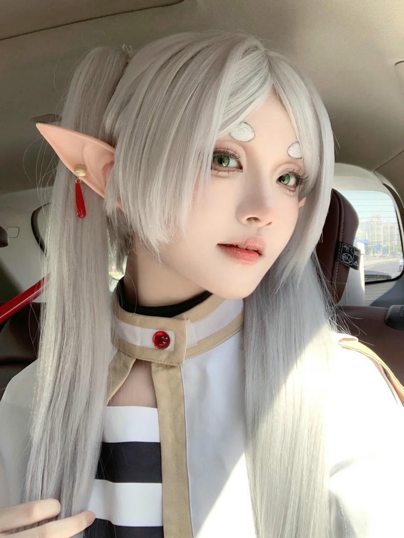 Frieren cosplay ảnh phong cách anime trầm lắng