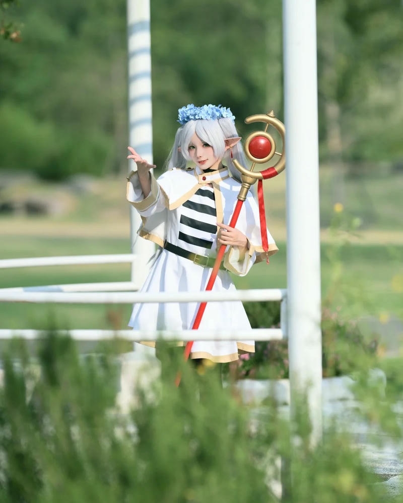 Frieren cosplay ảnh thể hiện tạo hình huyền bí