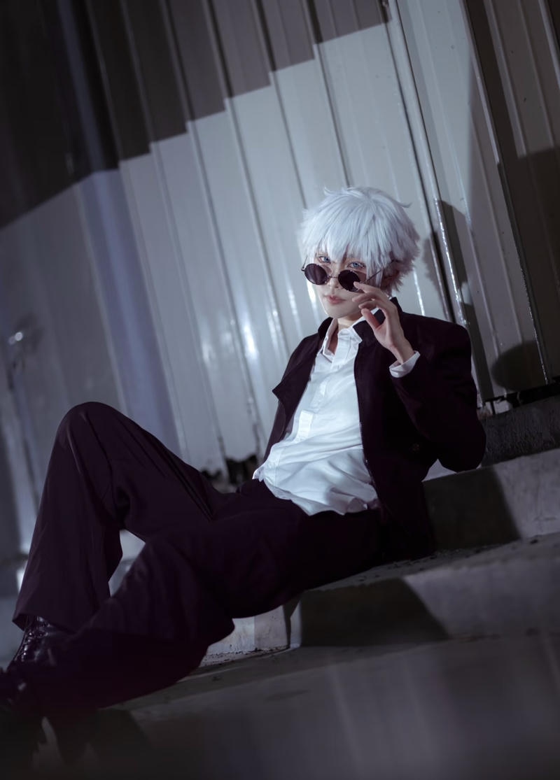 Gojo cosplay mang vẻ trầm lắng