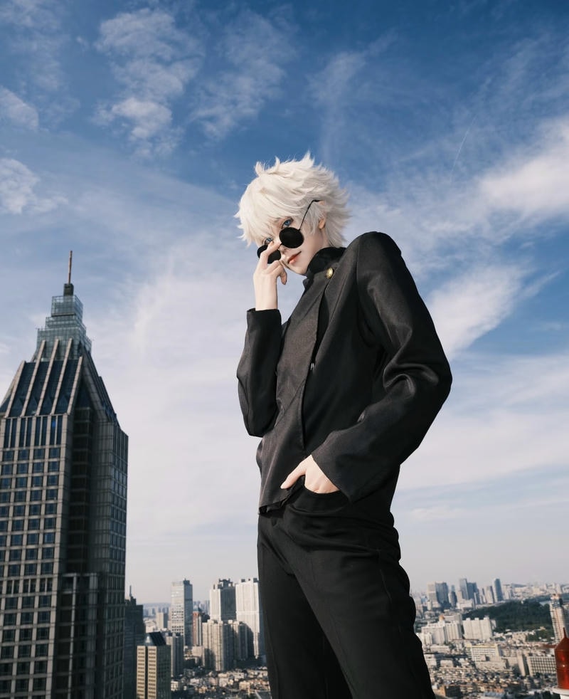 Gojo cosplay với biểu cảm khó đọc vị