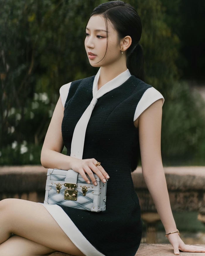 Hình Amee sexy váy đen ngắn tinh tế