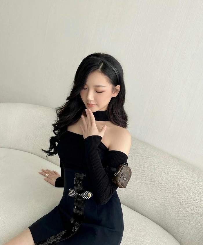 Hình Amee sexy váy đen phong thái hiện đại