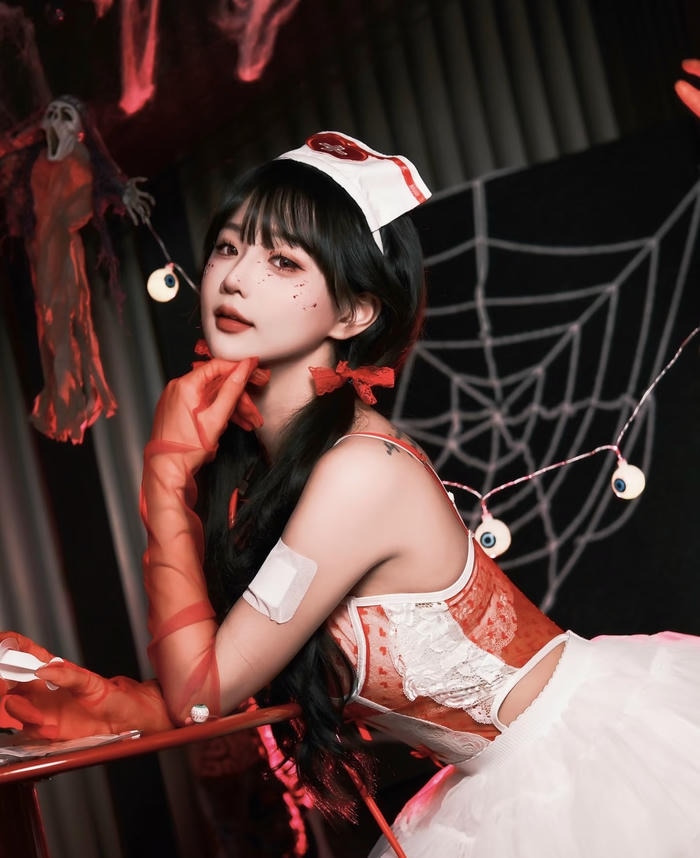 Hình ảnh cosplay halloween tập trung vào trang phục đặc sắc