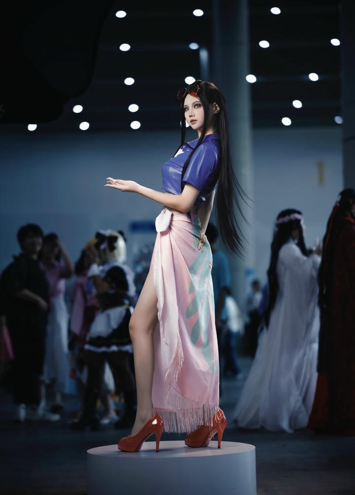 Hình ảnh cosplay robin mô phỏng hình ảnh nguyên mẫu