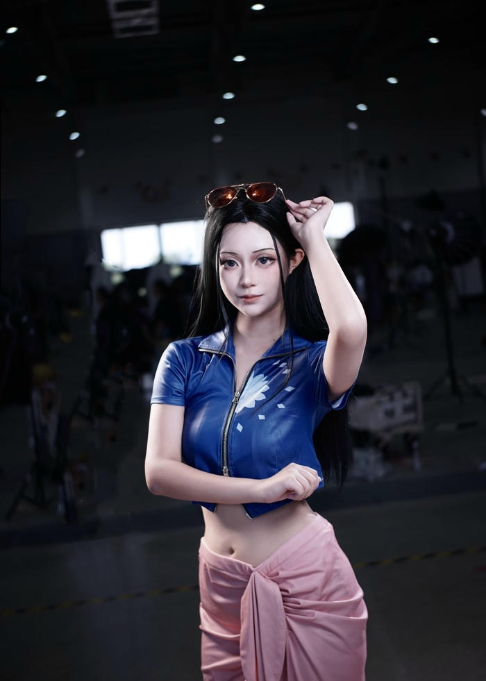 Hình ảnh cosplay robin mô phỏng hình tượng quen thuộc