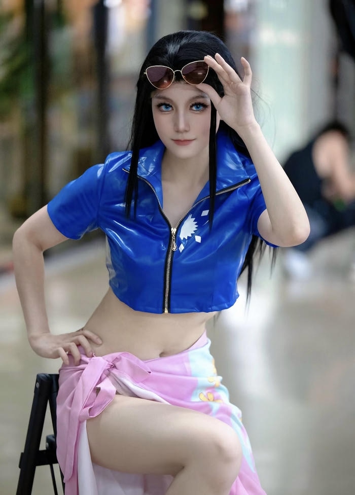 Hình ảnh cosplay robin mô phỏng tạo dáng quen mắt