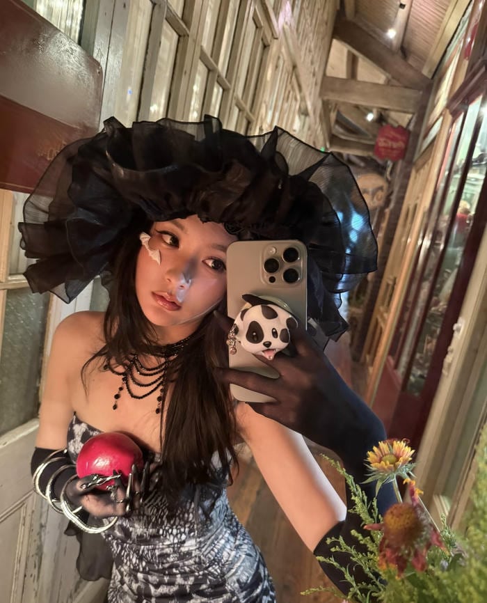Hình cosplay halloween thể hiện trang phục theo chủ đề ma quái