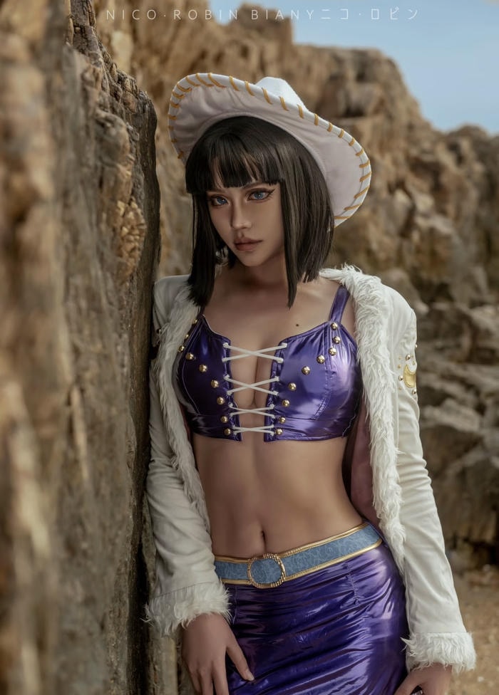 Hình cosplay robin thể hiện nét đặc trưng nhân vật