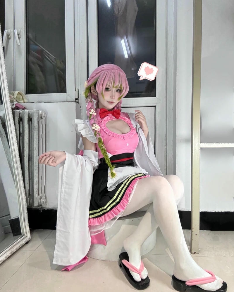 Mitsuri ảnh cosplay thể hiện phong thái nhân vật