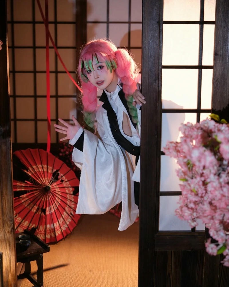 Mitsuri cosplay ảnh thể hiện trang phục nhân vật