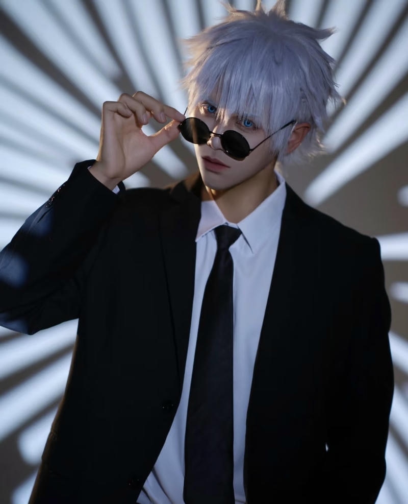 ảnh Gojo cầm kính cực ngầu trong cosplay