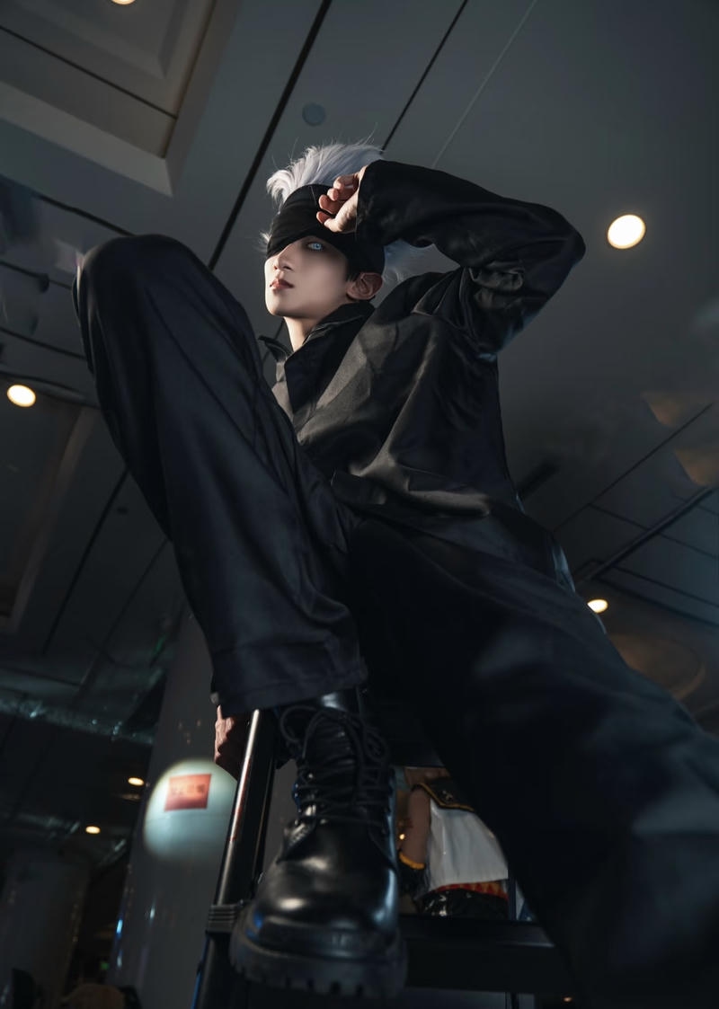 ảnh cosplay Gojo với kiểu tạo dáng bá đạo