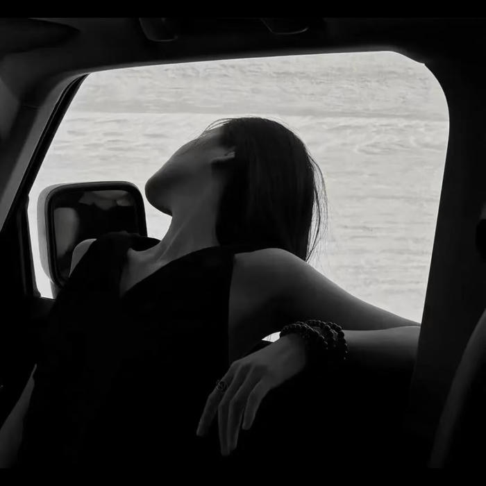 ảnh đại diện sử dụng bảng màu đen trắng