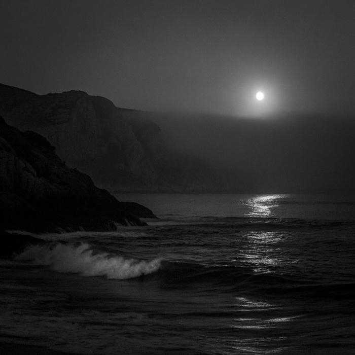 ảnh đơn sắc mang sắc thái u ám