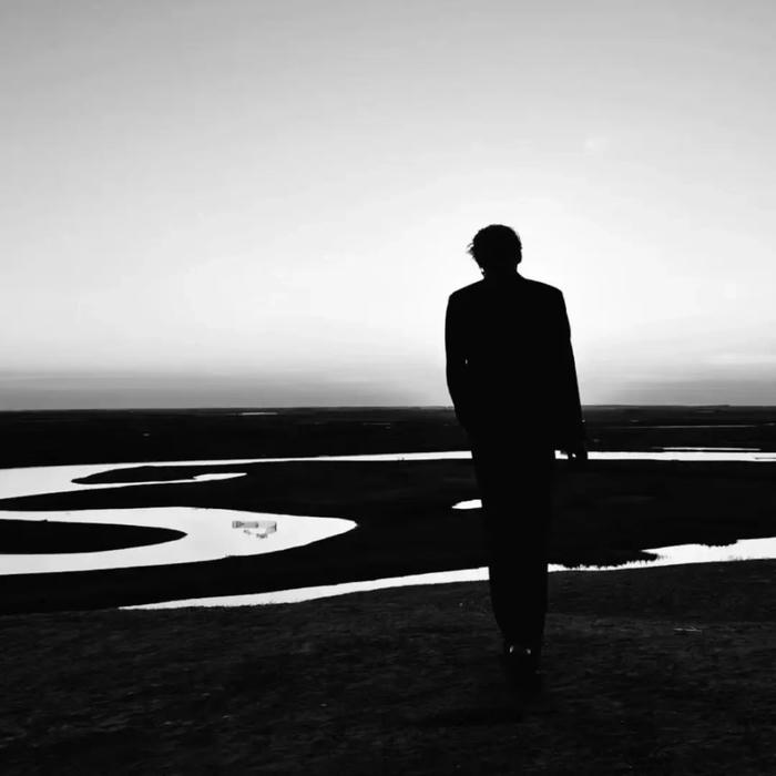 ảnh profile đơn sắc mang nét sâu lắng