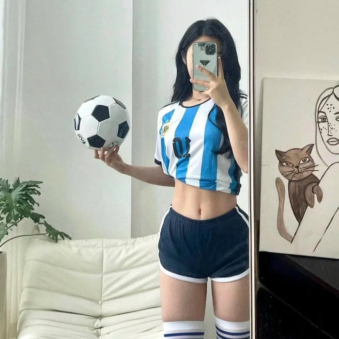 avatar bóng đá đẹp cổ động viên xinh