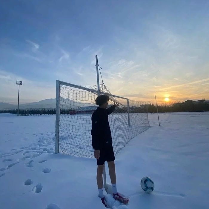 avatar bóng đá đẹp hoàng hôn cùng trái bóng