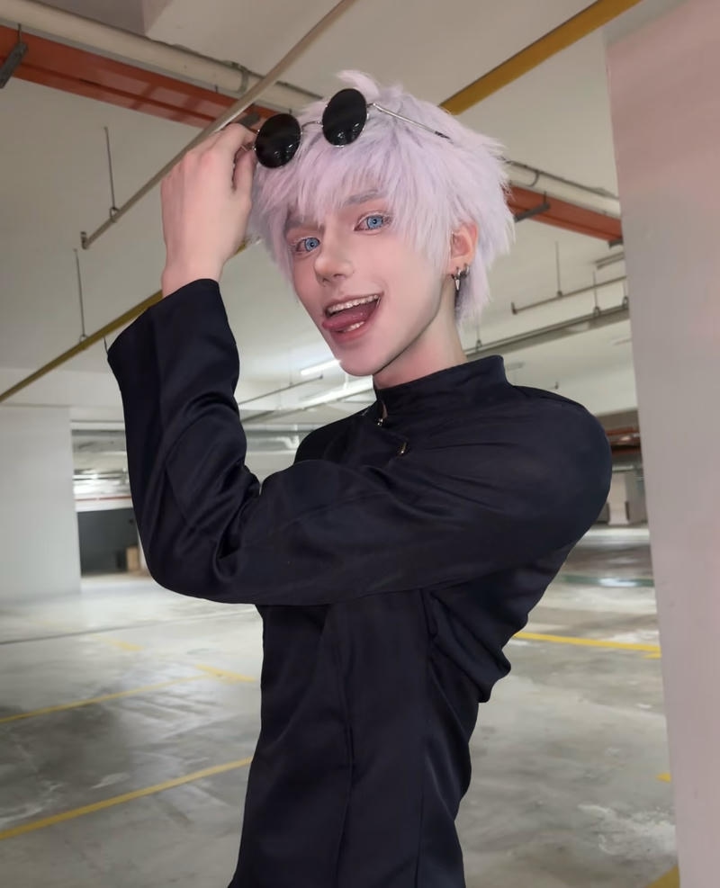 gojo cosplay với điệu cười đặc trưng