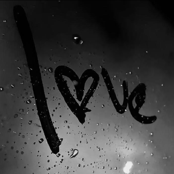 hình avatar chữ love trên tấm kính