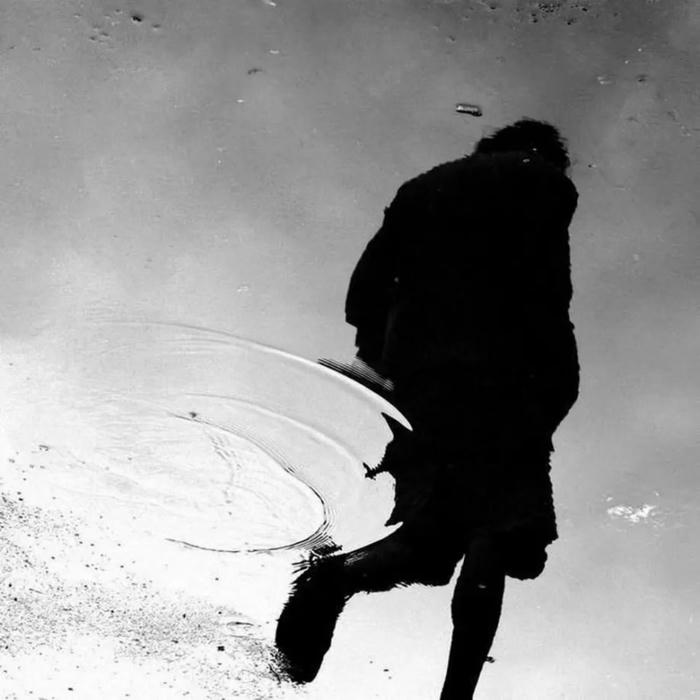 hình avatar đen trắng cô đơn