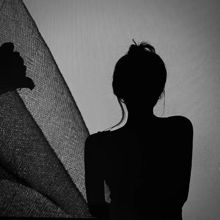 hình đại diện đen trắng mang vẻ tĩnh lặng