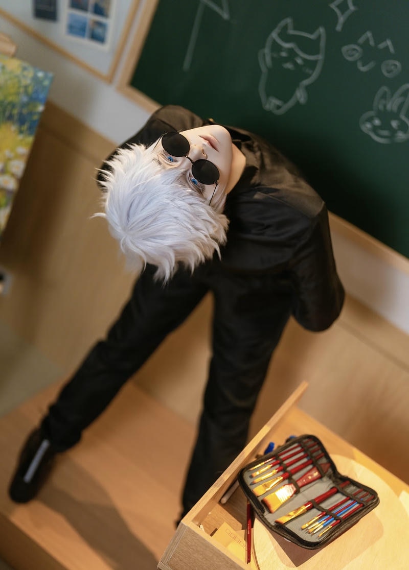 tạo hình chú thuật sư qua Gojo cosplay