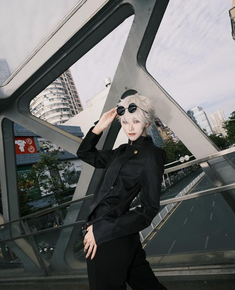 trang phục đơn giản nhưng rất cuốn của Gojo cosplay