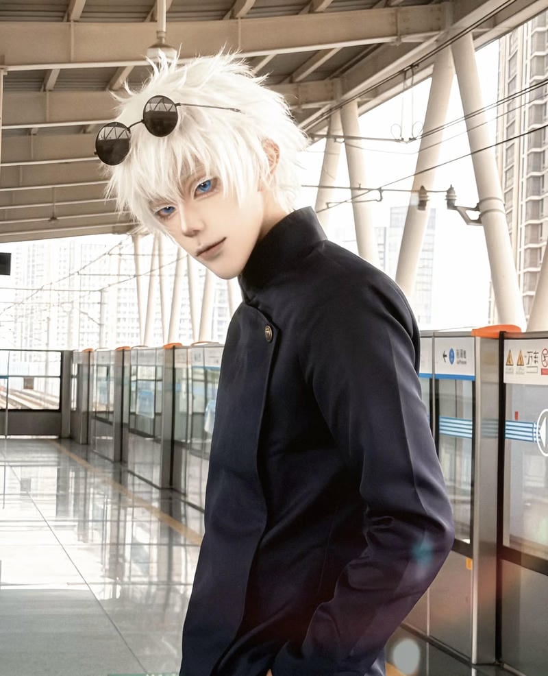 trang phục trắng đen gợi hình ảnh Gojo