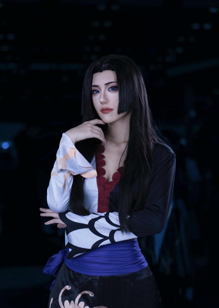 Ảnh cosplay boa hancock tái hiện nhân vật với trang phục đặc trưng