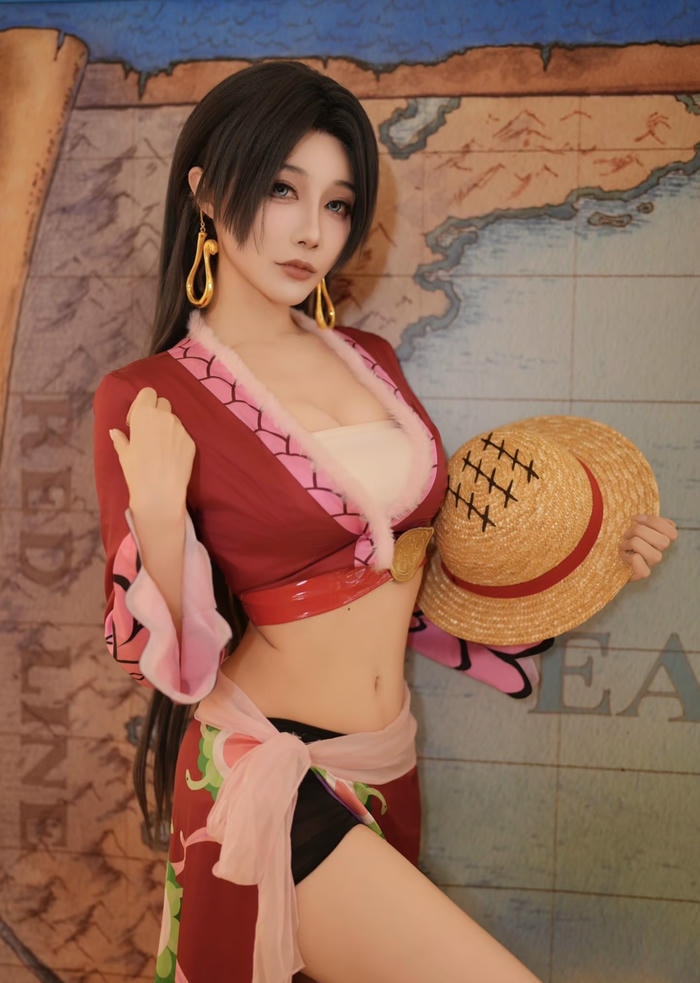 Ảnh cosplay boa hancock thể hiện phong thái quyến rũ