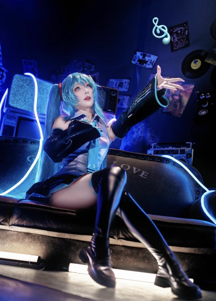 Ảnh cosplay miku tái dựng hình ảnh biểu diễn quen mắt