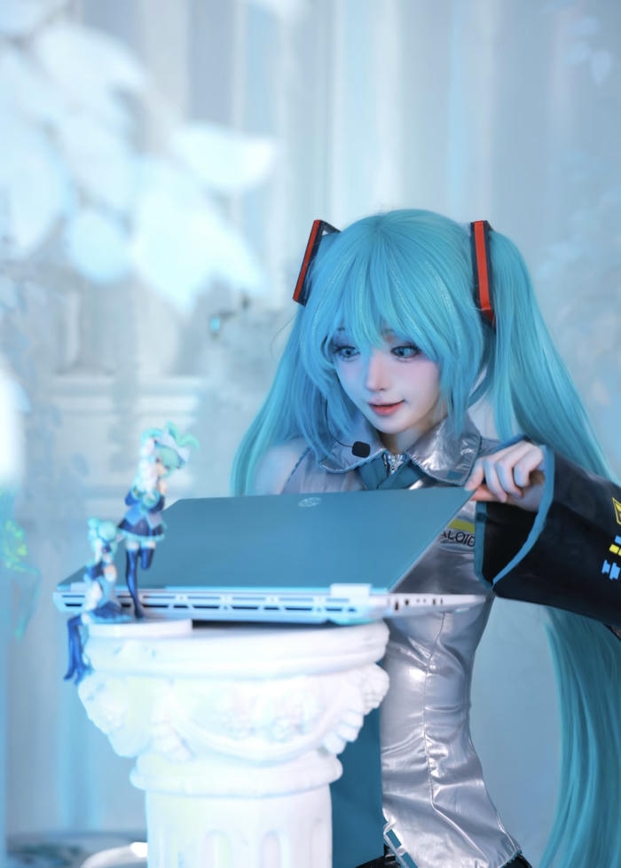 Ảnh cosplay miku tái hiện nhân vật với trang phục biểu diễn