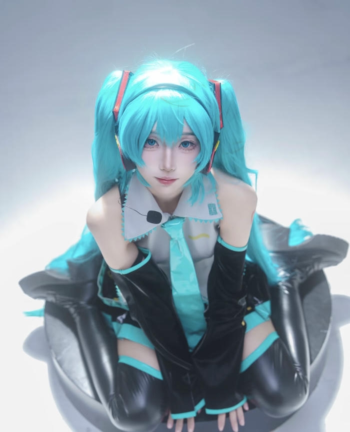 Bức hình cosplay miku tập trung vào chi tiết tóc dài đặc trưng