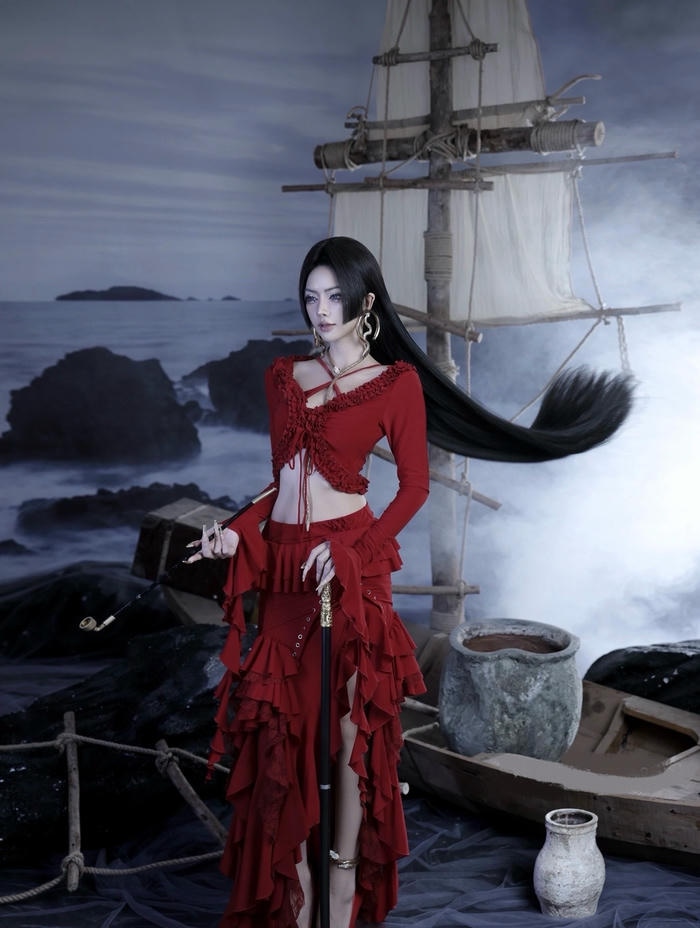 Hình ảnh cosplay boa hancock tập trung vào tổng thể trang phục