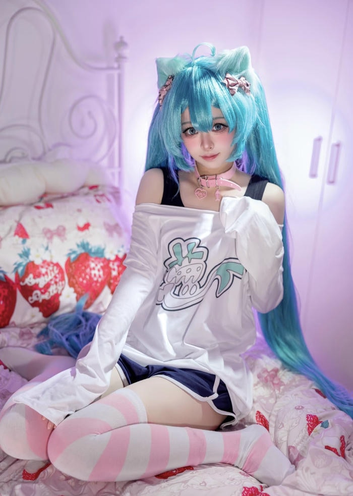 Hình ảnh cosplay miku mô phỏng tạo dáng quen thuộc