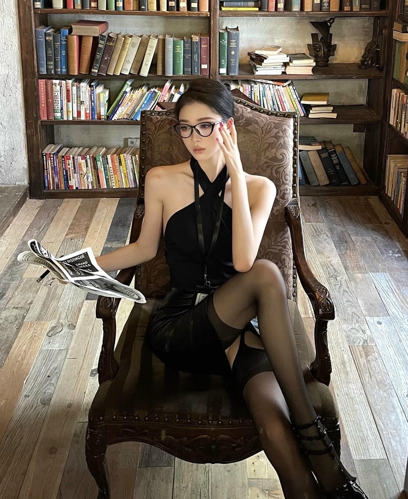 Ảnh cosplay thư ký cực sexy biểu cảm tự tin