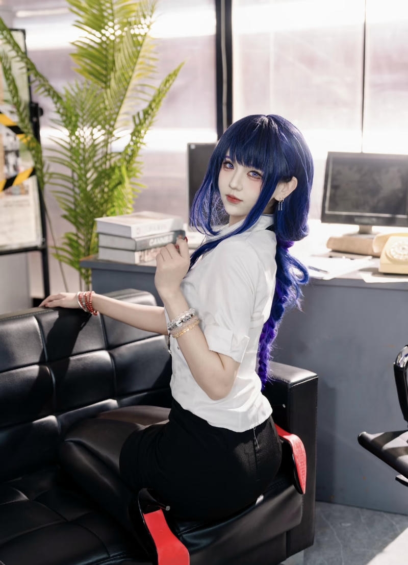 Ảnh cosplay thư ký dáng vẻ gọn gàng thanh thoát